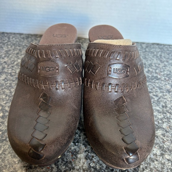 New women’s UGG clogs - Picture 5 of 7